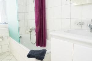 un bagno con vasca, lavandino e doccia di Gasthof zur Saline a Pratteln
