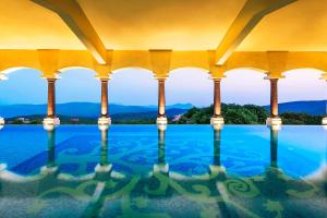 Bazén v ubytování Le Meridien Mahabaleshwar Resort & Spa nebo v jeho okolí