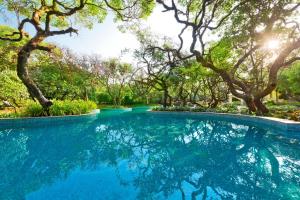 Bazén v ubytování Le Meridien Mahabaleshwar Resort & Spa nebo v jeho okolí
