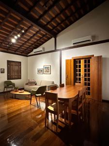 un soggiorno con un tavolo e un divano di Casa Matutina Colonial-Conforto Moderno no Centro Histórico a Pirenópolis