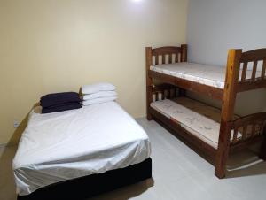 ein Schlafzimmer mit zwei Etagenbetten in einem Zimmer in der Unterkunft quartos suítes em Brotas in Brotas