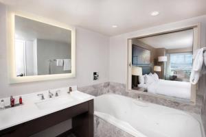 Katil atau katil-katil dalam bilik di Niagara Falls Marriott Fallsview Hotel & Spa