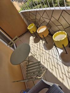 una vista sul soffitto di un tavolo e di due sedie di Appartement Caraïbe a Rufisque 1 altra foto