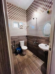 un bagno con un water e un lavandino di Garden Of Dreams Home stay a Cochin