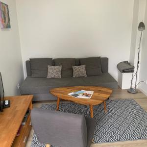 a living room with a couch and a coffee table at La Maisonnette de Senlis in Senlis