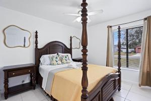Un dormitorio con una cama y una cómoda y una ventana. en APluSS Getaway, en Kissimmee
