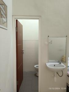 Ένα μπάνιο στο Villa Permata Kaloska K16 Batu +7 φωτογραφίες