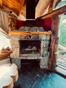 una chimenea al aire libre en una cabaña con techos de madera en Casa Huemul, en San Carlos de Bariloche
