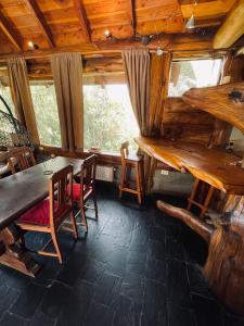 Un comedor con una gran mesa y sillas de madera. en Casa Huemul, en San Carlos de Bariloche 23 fotos más