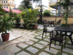 Un jardín fuera de Hotel Mandala