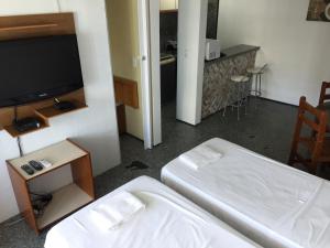 Un televizor și/sau centru de divertisment la Flat atlantico 1102