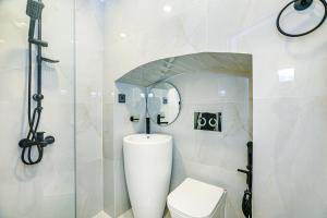 Ένα μπάνιο στο CHAMOMILE Luxury Apartment in Nizami street +38 φωτογραφίες