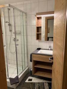 A bathroom at Gästehaus Koch