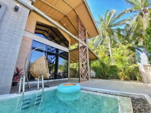 una casa con piscina di fronte a una casa di Ploy Mountain View Pool Villa a Ban Thai Thai Altre 33 foto