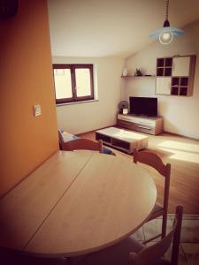 een woonkamer met een tafel en stoelen en een televisie bij Pula,Gregovica in Pula