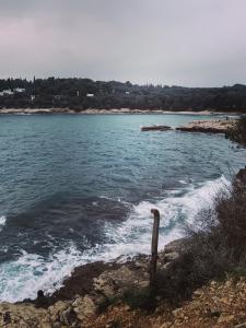 een uitzicht op een waterlichaam bij Pula,Gregovica in Pula