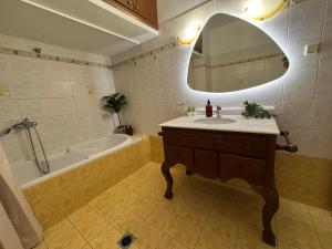 Un baño con lavabo, bañera y espejo. en Villa Reina 1, en Alexandroupoli 31 fotos más