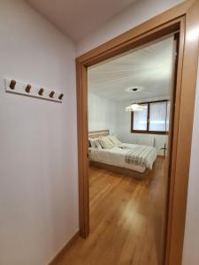 EscarraSuite客房内的一张或多张床位