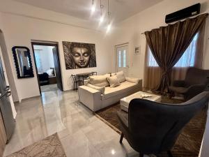 a living room with a couch and a table at Το ΦΑΡΑΓΓΙ του ΠΑΡΝΑΣΣΟΥ 2 in Velítsa