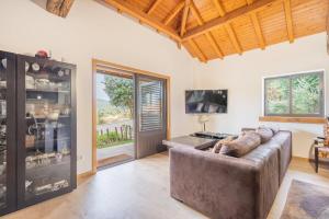 ein Wohnzimmer mit Sofa und Fernseher in der Unterkunft Casa Oliveira Gêres in Terras de Bouro