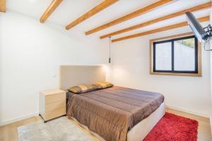 ein Schlafzimmer mit großem Bett und Fenster in der Unterkunft Casa Oliveira Gêres in Terras de Bouro + 46 Fotos