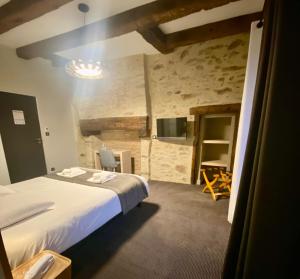 Giường trong phòng chung tại Hôtel Saint-Roch, Saint-Ybard
