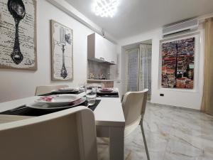 a kitchen and dining room with a table and chairs at la casa di patta a spaccanapoli in Naples
