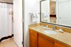 Un baño de Residence Inn by Marriott San Antonio Six Flags at The RIM