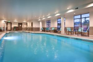 フラッグスタッフにあるResidence Inn by Marriott Flagstaffのホテルの客室内の青い水の大きなプール