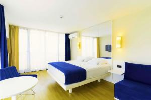 Letto o letti in una camera di Elite Class Sea View Aparthotel In Orbi City Batumi