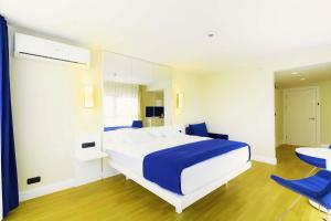 Letto o letti in una camera di Elite Class Sea View Aparthotel In Orbi City Batumi