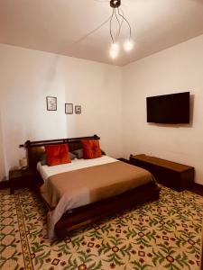 sypialnia z łóżkiem i telewizorem z płaskim ekranem w obiekcie Sicilia Vacation rooms w Trapani