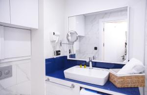 un bagno con lavandino e specchio di Elite Class Sea View Aparthotel In Orbi City Batumi a Batumi