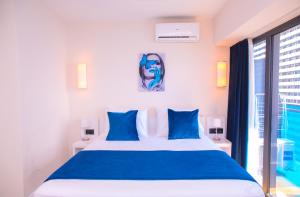 Letto o letti in una camera di Elite Class Sea View Aparthotel In Orbi City Batumi