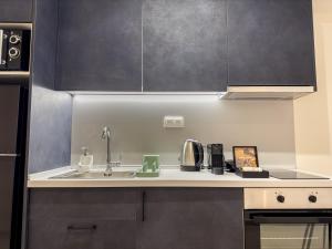 Η κουζίνα ή μικρή κουζίνα στο Brantouna Urban Vibes By ProLiving Hospitality