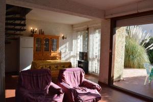 - un salon avec deux chaises et une chambre dans l'établissement SP620-033 Maison 4 pièces SAINT PIERRE LA MER, à Saint Pierre La Mer