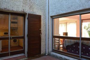 une chambre avec deux fenêtres et vue sur une chambre dans l'établissement SP620-033 Maison 4 pièces SAINT PIERRE LA MER, à Saint Pierre La Mer