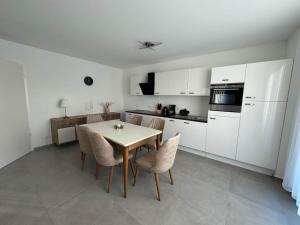 Η κουζίνα ή μικρή κουζίνα στο KoschenOase Wohnung mit Seeblick 4 Personen