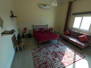 a living room with a bed and a couch at إستراحة شاطئ الشمال North Beach Resort in Ar Ruʼays