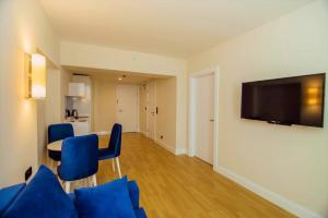 TV o dispositivi per l'intrattenimento presso Relax and Unwind Premier Sea View Aparthotel in Batumi