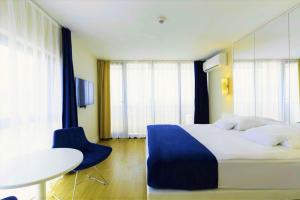 Letto o letti in una camera di Relax and Unwind Premier Sea View Aparthotel in Batumi