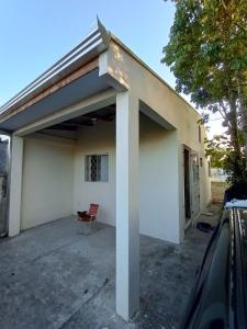 une grande maison blanche avec un garage dans l'établissement Tree-lined beach house, à Matinhos