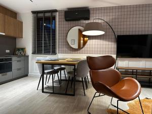 kuchnia ze stołem, krzesłami i lustrem w obiekcie Villa Monica Apartamenty w Szczyrku