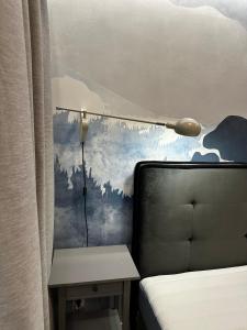 sypialnia z łóżkiem, lampką i stołem w obiekcie Villa Monica Apartamenty w Szczyrku