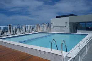 a swimming pool on the roof of a building at Espetacular Flat em Miramar in João Pessoa