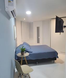 Camera ospedaliera con letto, tavolo e TV di Espetacular Flat em Miramar a João Pessoa