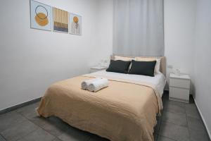 テルアビブにあるHaim Arlosoroff Residence with shelterのベッドとタオル2枚のある寝室