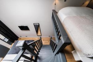 Un dormitorio con una litera y una escalera. en Haya Historic - Pinot Noir, en La Haya