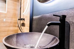 una sartén con agua saliendo de un grifo en Haya Historic - Pinot Noir, en La Haya 12 fotos más