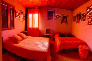 ein Schlafzimmer mit zwei Betten und einem Fenster in der Unterkunft Villa Paulette in Castelnau-le-Lez